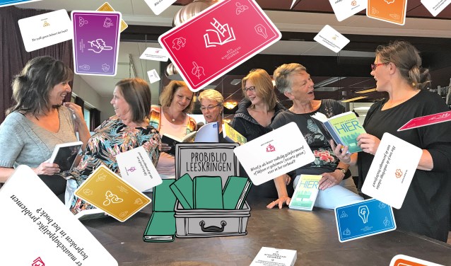 Leesclub De Damescoupé bij het biljart van eetcafé De Bonte Veer.