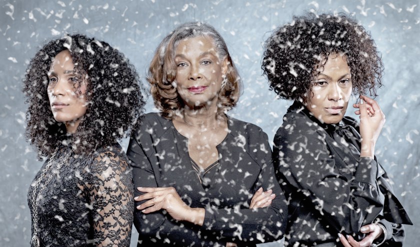 Een moeder en haar dochters vieren samen nog één keer Kerstmis in Decemberdagen.