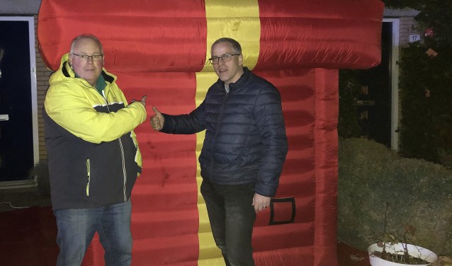 Voorzitter René de Reus, links, krijgt het 'grootste cadeau van Nederland' afgeleverd....