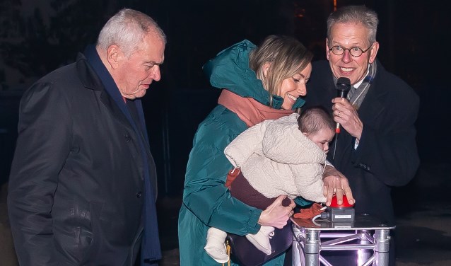 Onder toeziend oog van Don Bijl en Jan van der Linden drukte een van de jongste aanstaande bewoners op de knop. De bouw kan beginnen.