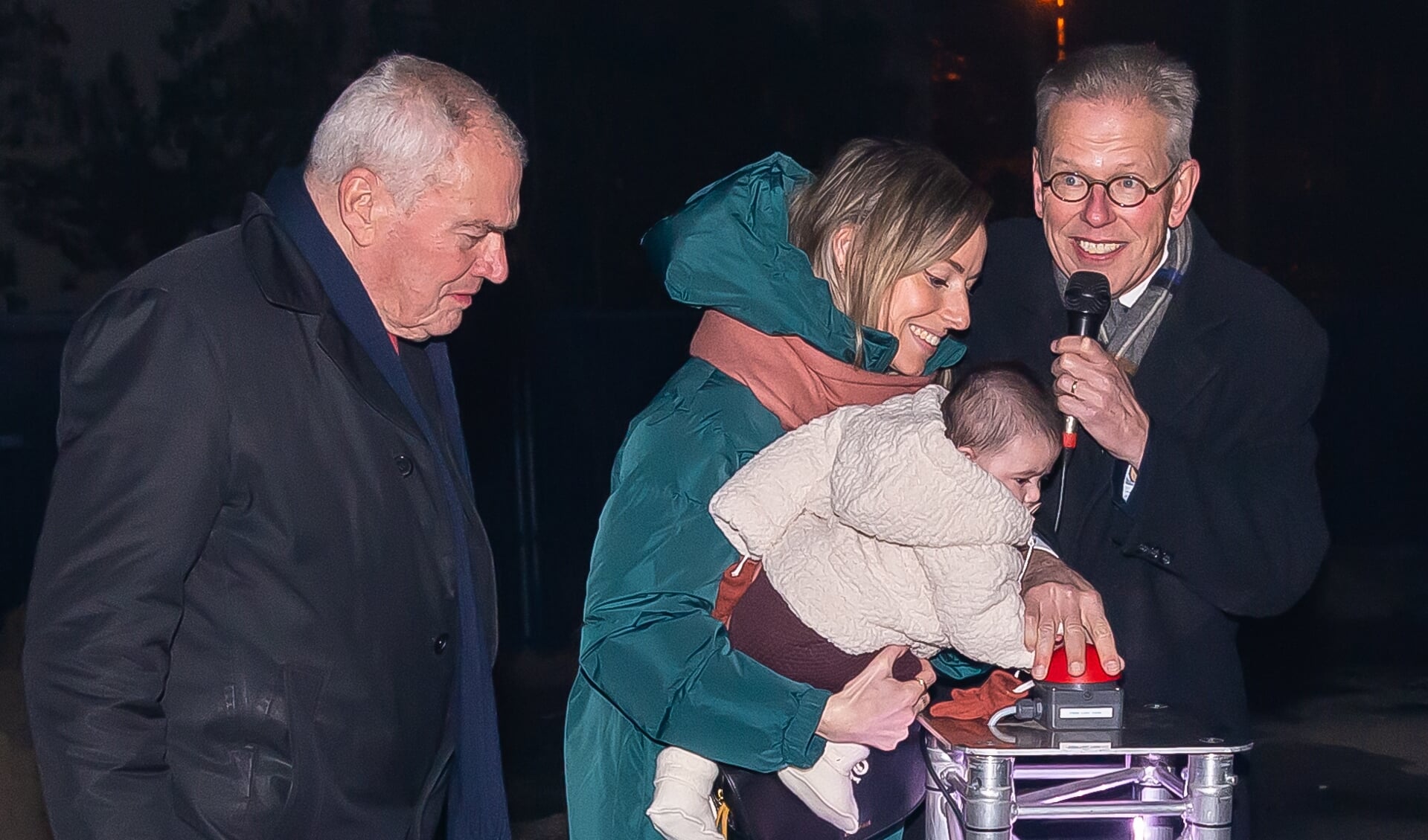 Onder toeziend oog van Don Bijl en Jan van der Linden drukte een van de jongste aanstaande bewoners op de knop. De bouw kan beginnen.