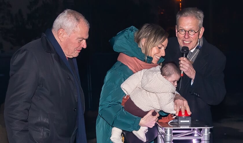 Onder toeziend oog van Don Bijl en Jan van der Linden drukte een van de jongste aanstaande bewoners op de knop. De bouw kan beginnen.