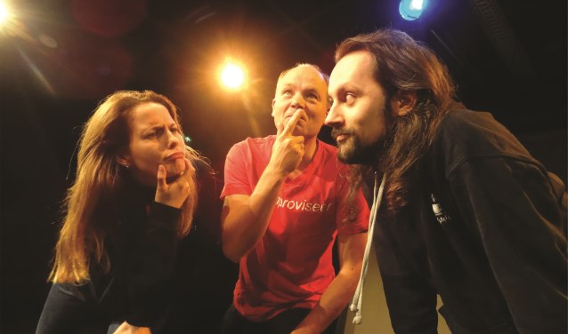 Expreszo Theatersport staat 16 november in Theater Het Pakhuis op het toneel tijdens een theatersportwedstrijd.