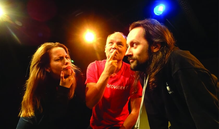Expreszo Theatersport staat 16 november in Theater Het Pakhuis op het toneel tijdens een theatersportwedstrijd.