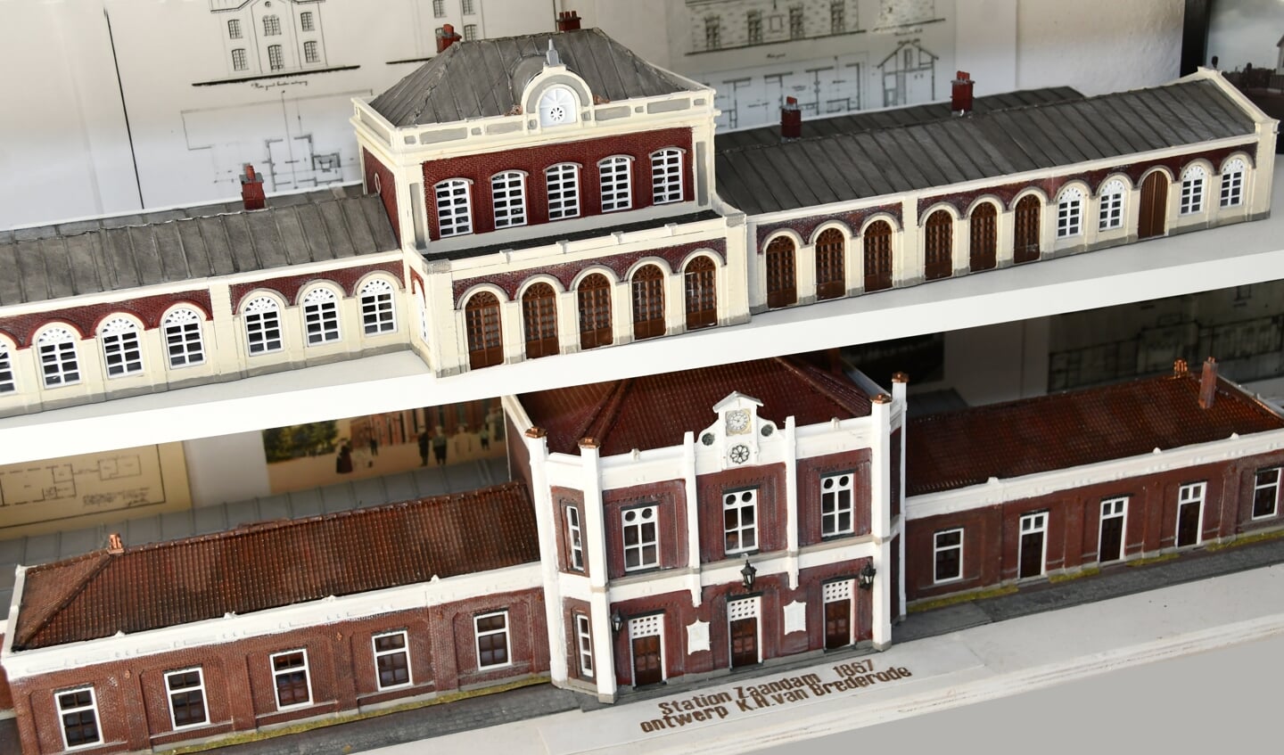 Station Zaandam uit 1920 (onder) geprint in 3D.