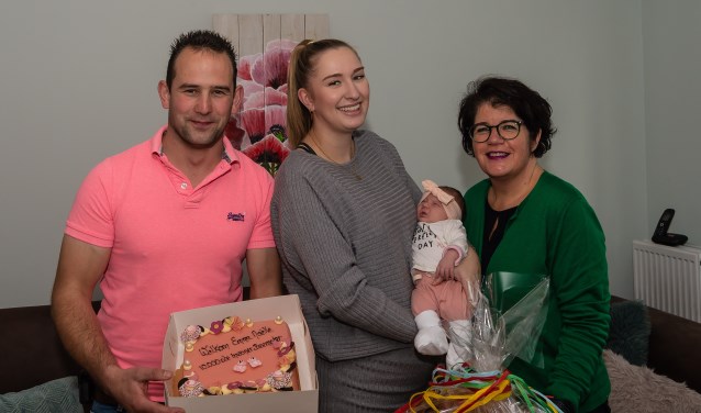 De kersverse Beemsterlinge omringd door haar ouders Arjan en Noëlle en burgemeester Joyce van Beek