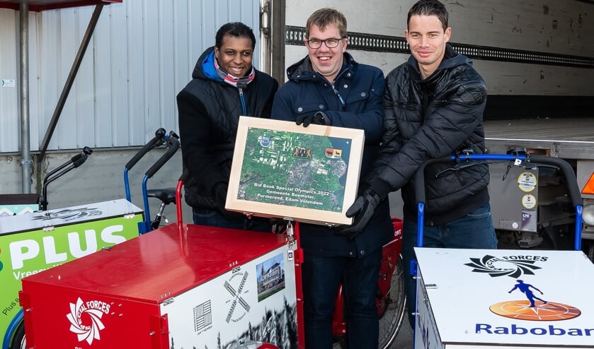 Gregory, Roy en Sidney met het bidbook voor vertrek naar Utrecht.