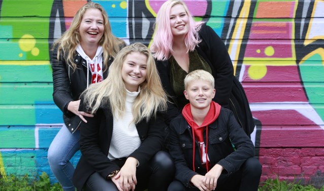 Mado (linksboven) samen met een paar van de lokale talenten: Leonie (19), en onder Zanna (15) en Pieter (14)