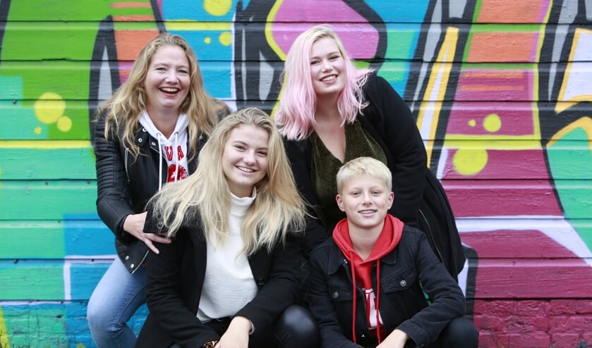 Mado (linksboven) samen met een paar van de lokale talenten: Leonie (19), en onder Zanna (15) en Pieter (14)