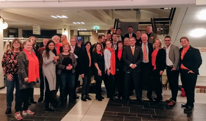 De gemeenteraadsleden in het oranje.