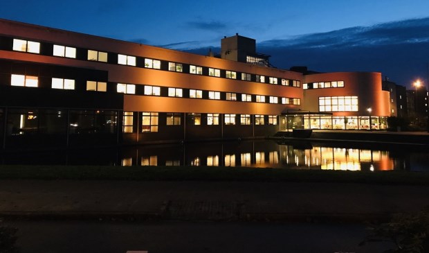 Het stadhuis is oranje aangelicht.