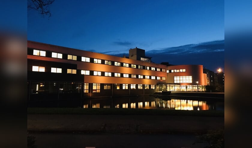 Het stadhuis is oranje aangelicht.