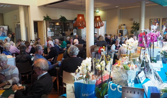 De ruimte met bridgers en de goed gevulde prijzentafel.