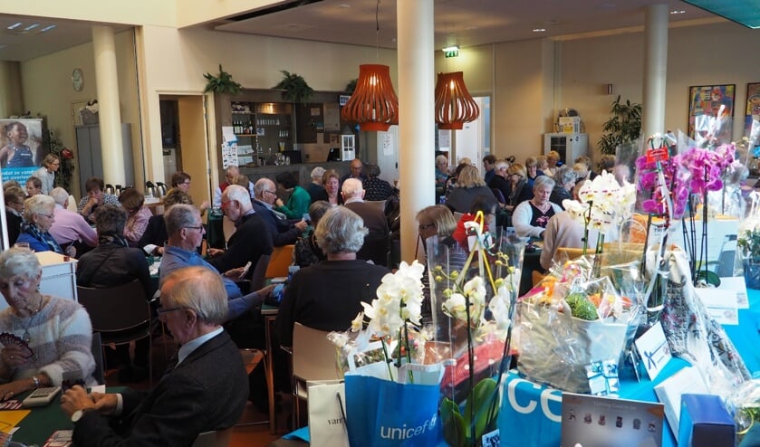 De ruimte met bridgers en de goed gevulde prijzentafel.