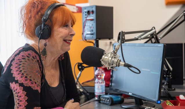 Kitty Mertz bezig met radio-interview 'Met de deur open' bij Radio Noordkop Centraal.