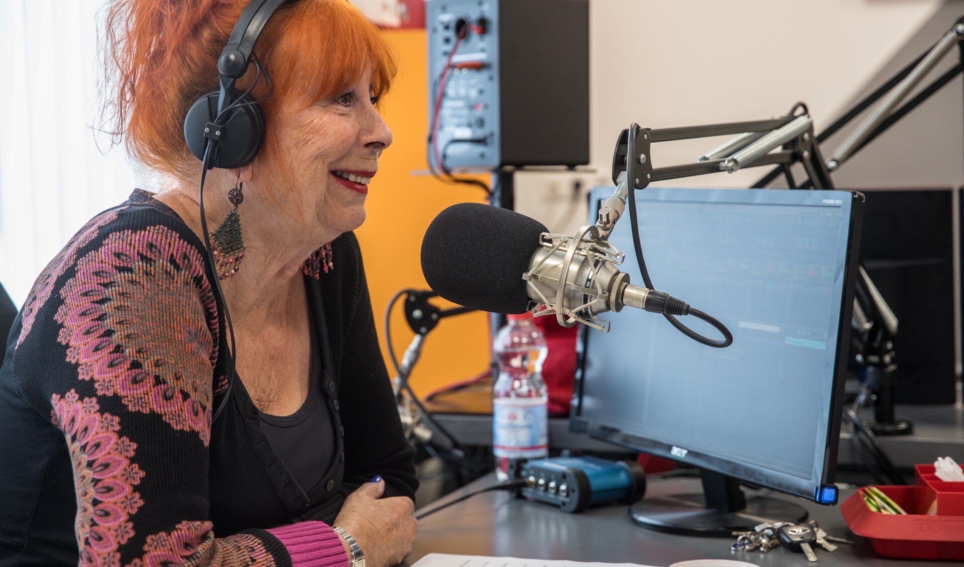 Kitty Mertz bezig met radio-interview 'Met de deur open' bij Radio Noordkop Centraal.