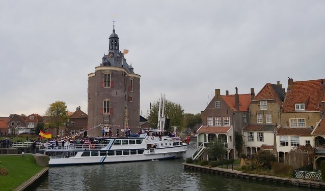 De pakjesboot komt aan in Enkhuizen.