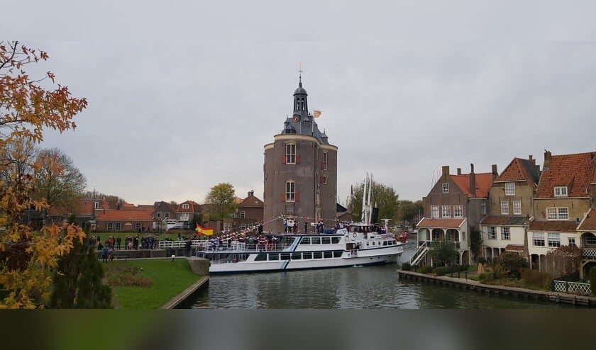 De pakjesboot komt aan in Enkhuizen.