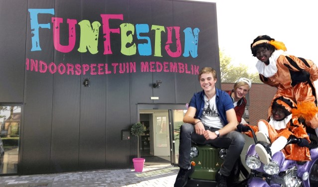 Frank en Vin delen de prijzen uit in het FunFestijn in Medemblik.