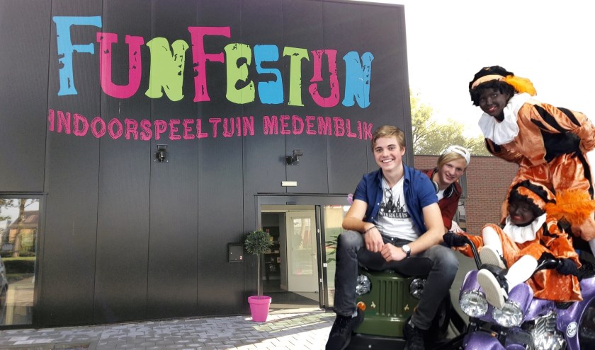 Frank en Vin delen de prijzen uit in het FunFestijn in Medemblik.