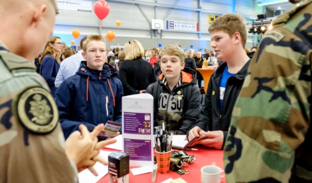 <p>Scholieren tijdens de eerste editie van Heerhugowaard On Stage in gesprek met beroepsbeoefenaars.</p>