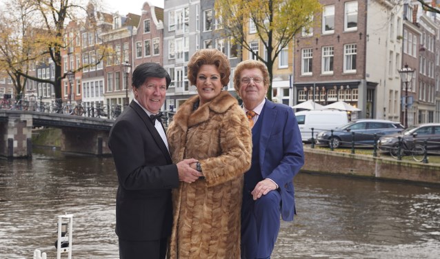De drie hoofdrolspelers poseren op de enige logische locatie: de Jordaan.