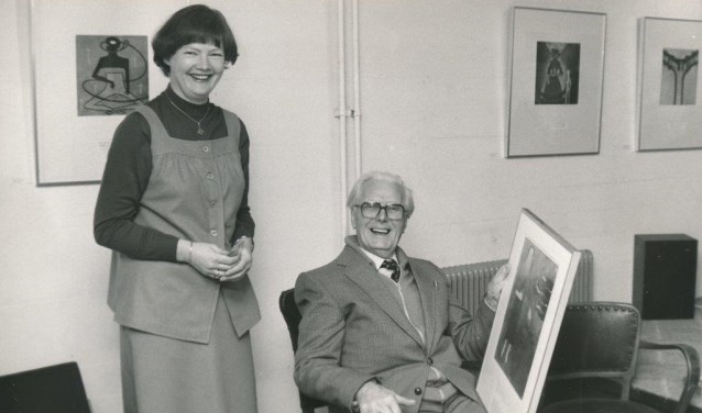 Mej. B. Honing bij afscheid oppasser Bertus Kramer.