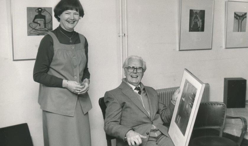 Mej. B. Honing bij afscheid oppasser Bertus Kramer.
