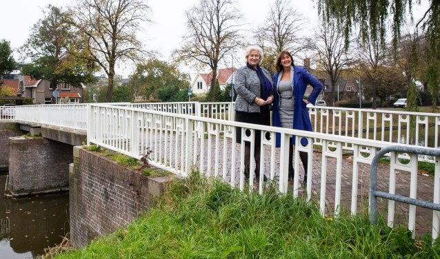Wethouder Marja Ruigrok en burgemeester Marianne Schuurmans op de brug over de Hoofdvaart bij de Madeliefstraat in Nieuw-Vennep.