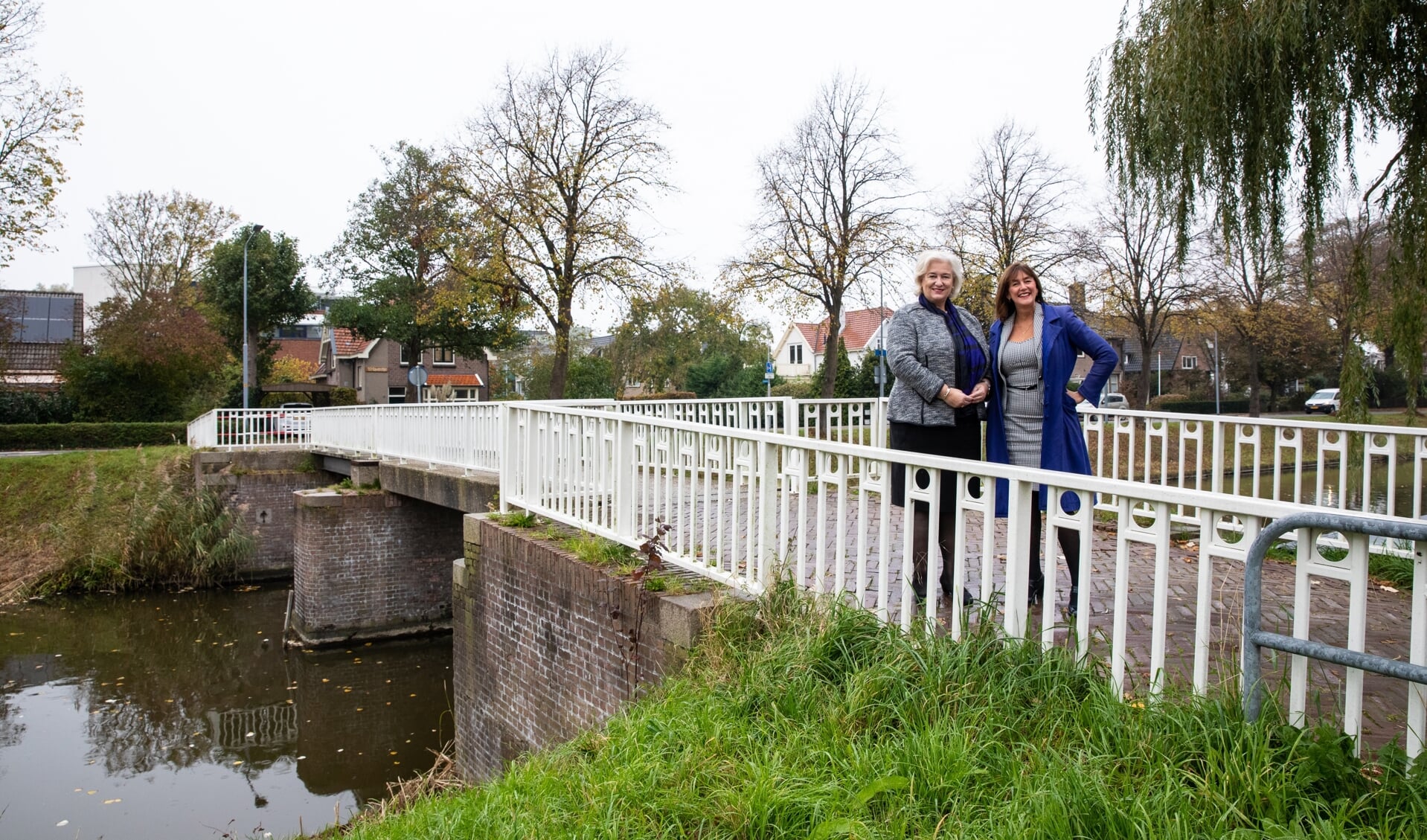 Wethouder Marja Ruigrok en burgemeester Marianne Schuurmans op de brug over de Hoofdvaart bij de Madeliefstraat in Nieuw-Vennep. 