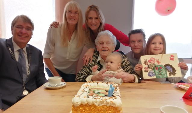 Vier generaties op de foto met de burgemeester. Ger Flens met op schoot Anneroos, Paul en Anne-Sophie; achter Ger staan Carla en Wendy.