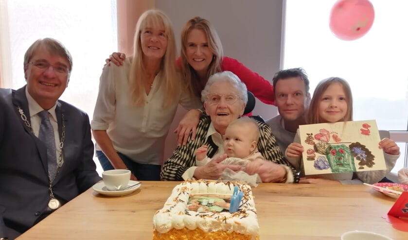 Vier generaties op de foto met de burgemeester. Ger Flens met op schoot Anneroos, Paul en Anne-Sophie; achter Ger staan Carla en Wendy.