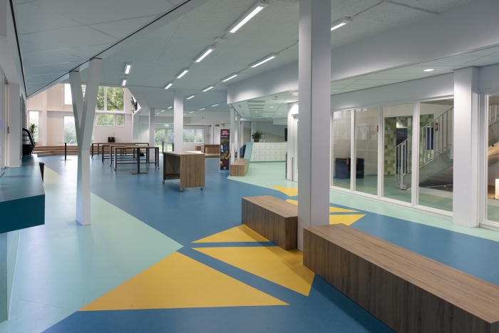 De gloednieuwe locatie van het Huygens College aan de Middenweg is populair onder scholieren.