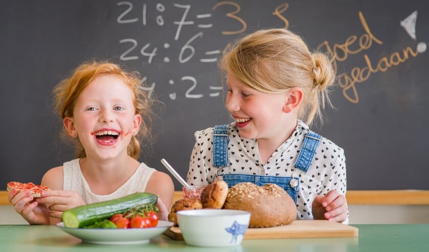 Kinderen van basisscholen uit Beverwijk, Heemskerk, Castricum en Uitgeest ontbijten in het kader van het Nationaal Schoolontbijt met hun burgemeester.