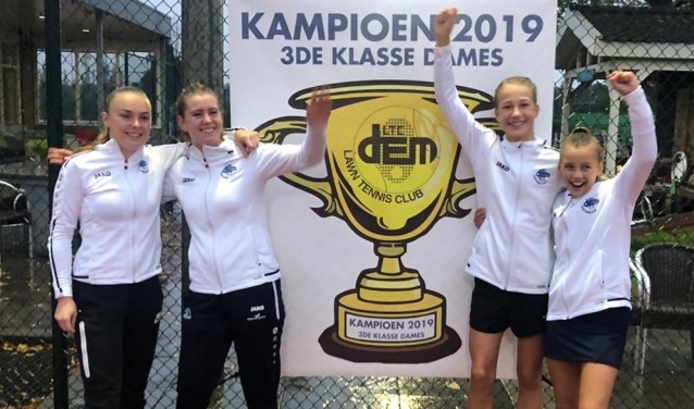 Het team bestaat uit Naomi Heeremans, Mandy Voogt, Jade van Hensbergen, Nikki Schram en Elise Wempe. De laatste staat niet op de foto.