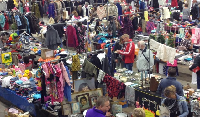De vlooienmarkt in Landsmeer, voor iedereen die op zoek is naar iets nieuws voor de feestdagen.