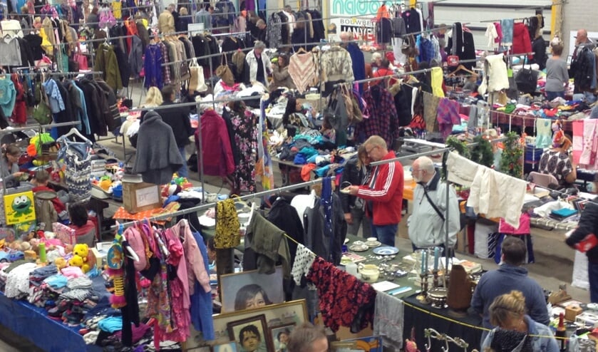 De vlooienmarkt in Landsmeer, voor iedereen die op zoek is naar iets nieuws voor de feestdagen.