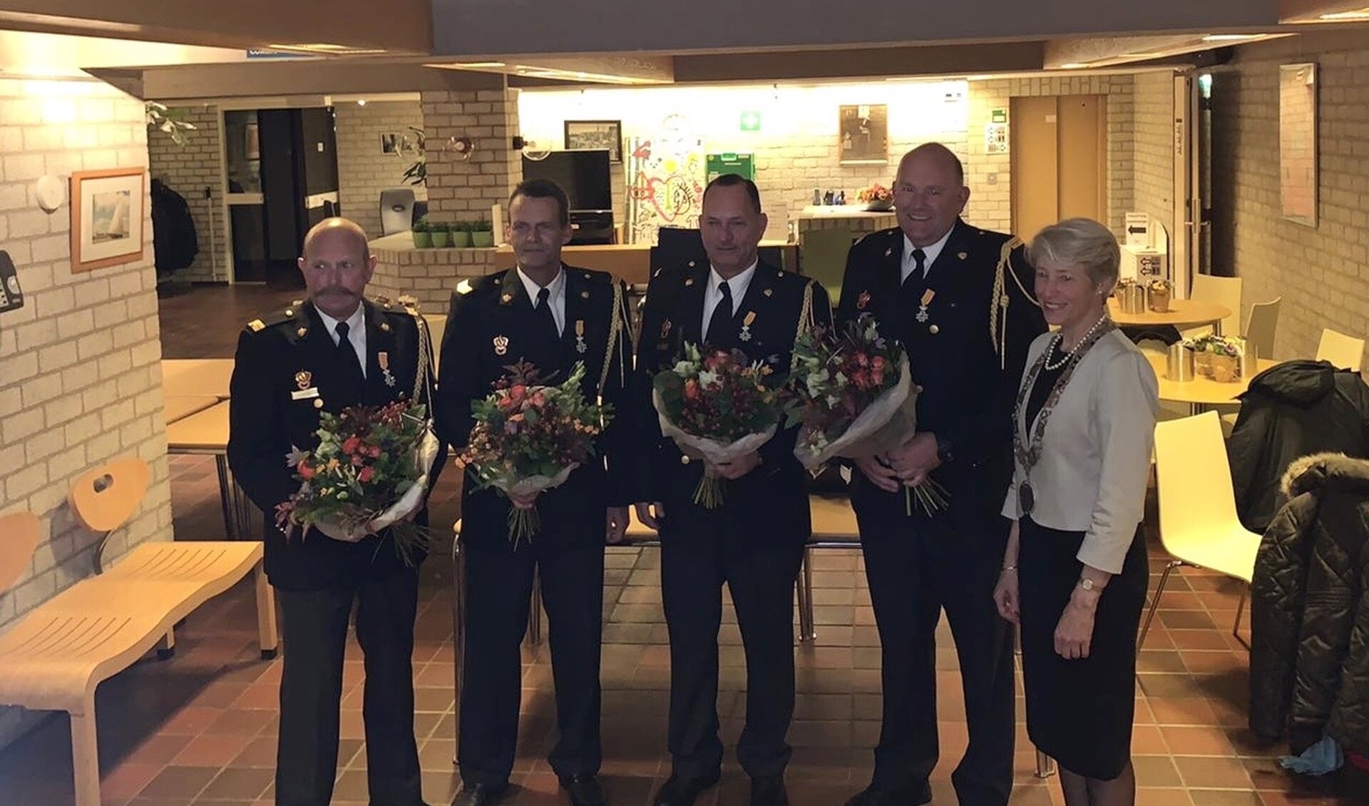 De vier 'gelukkige' brandweermannen: Jaap de Boer,  Ruud Buren, René Butter en Frans Spoorenberg. 