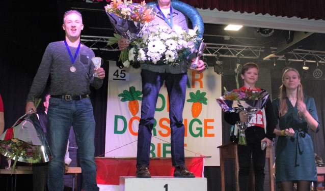De top drie met tussen vader en zoon Smit de trotse winnaar Theo Beemsterboer.