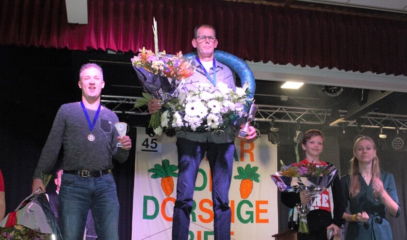 De top drie met tussen vader en zoon Smit de trotse winnaar Theo Beemsterboer.