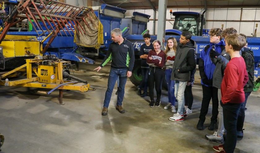 Leerlingen van het Clusius College op bezoek bij Loonbedrijf Veldman in Obdam.