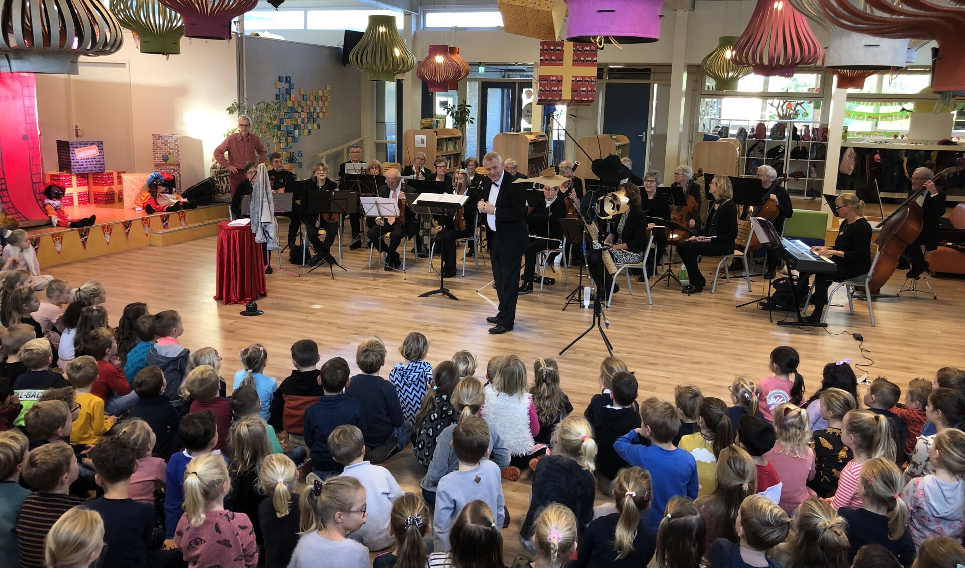 Symfonieorkest Divertimento speelt Het Zwanenmeer op basisschool Otterkolken in Heemskerk.