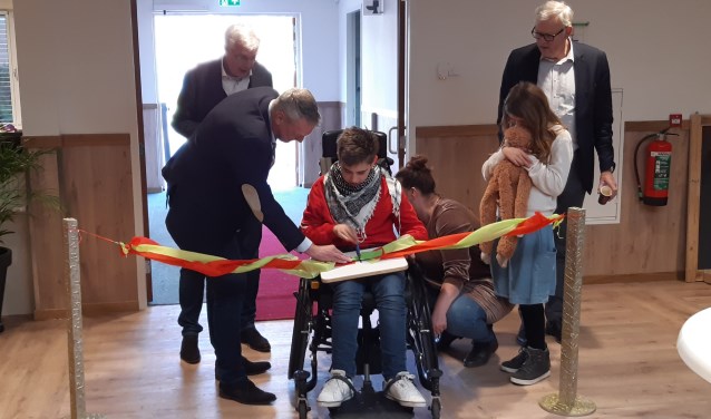 Op de bijgeleverde rechtenvrijefoto knippen leerling Florijn en BUKO directeur Jan de Boer het lint door, waarmee de school officieel is geopend.