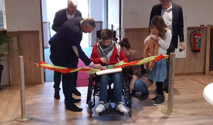 Op de bijgeleverde rechtenvrijefoto knippen leerling Florijn en BUKO directeur Jan de Boer het lint door, waarmee de school officieel is geopend.