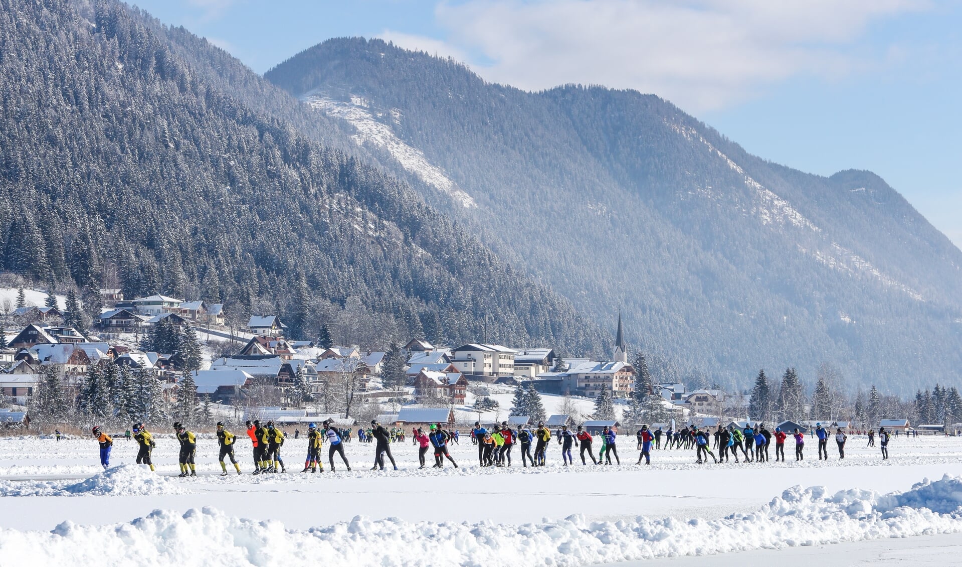 De Weissensee als prachtig decor voor heerlijke schaatstochten. Nederlanders krijgen er geen genoeg van. (Foto TimsImaging)