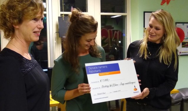 De cheque werd ontvangen door de jongerenwerkers Rianne Tol en Linda de Jong.