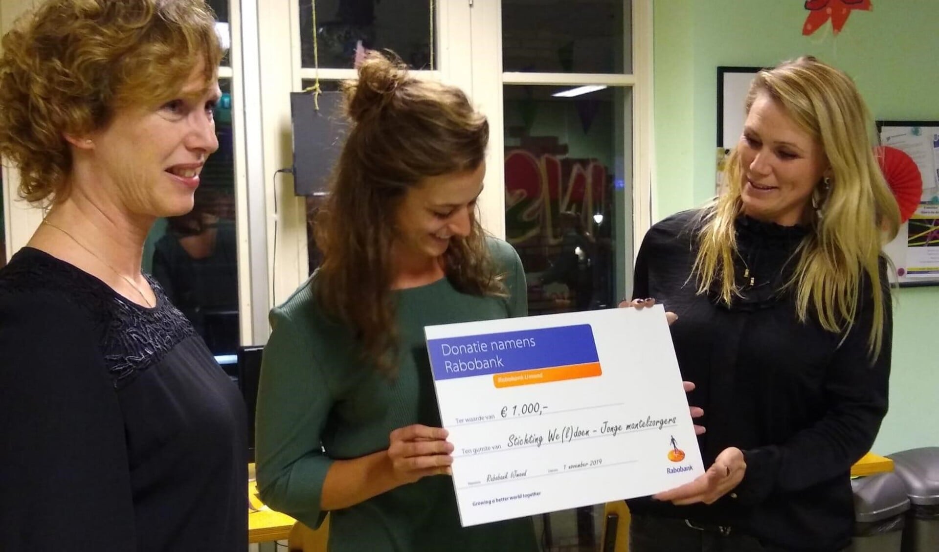 De cheque werd ontvangen door de jongerenwerkers Rianne Tol en Linda de Jong.