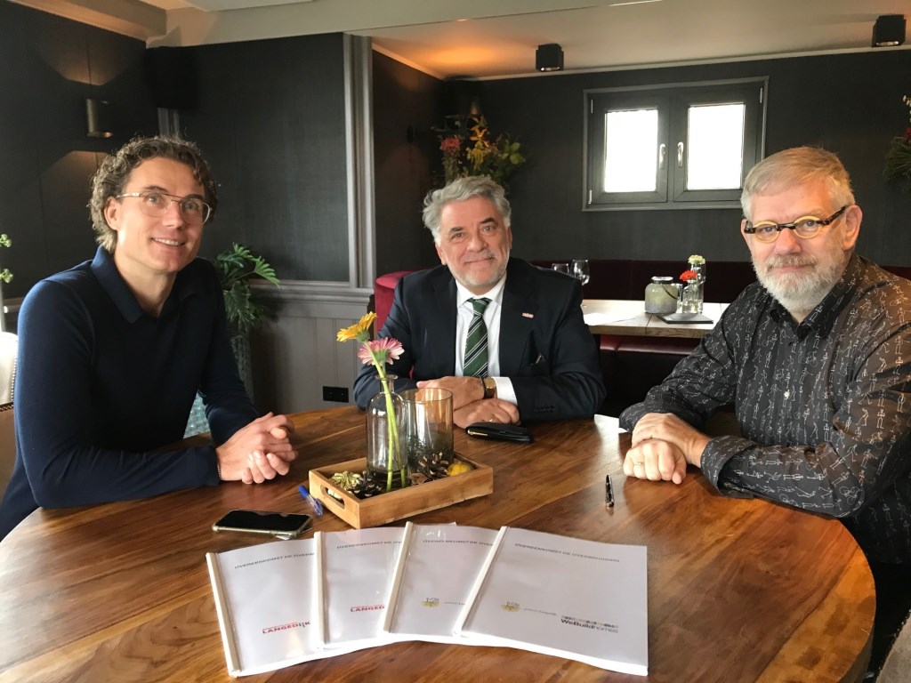 Gawein Minks (Webuildhomes), Ad Jongenelen (wethouder) en Tim van Ruiten (Woonstichting Langedijk).