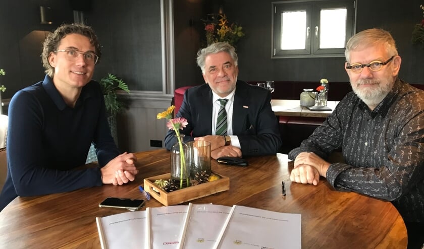 Gawein Minks (Webuildhomes), Ad Jongenelen (wethouder) en Tim van Ruiten (Woonstichting Langedijk).