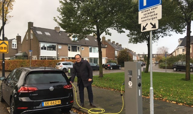 Wethouder Serge Ferraro van onder meer parkeren staat bij laadpaal op de Plantage.